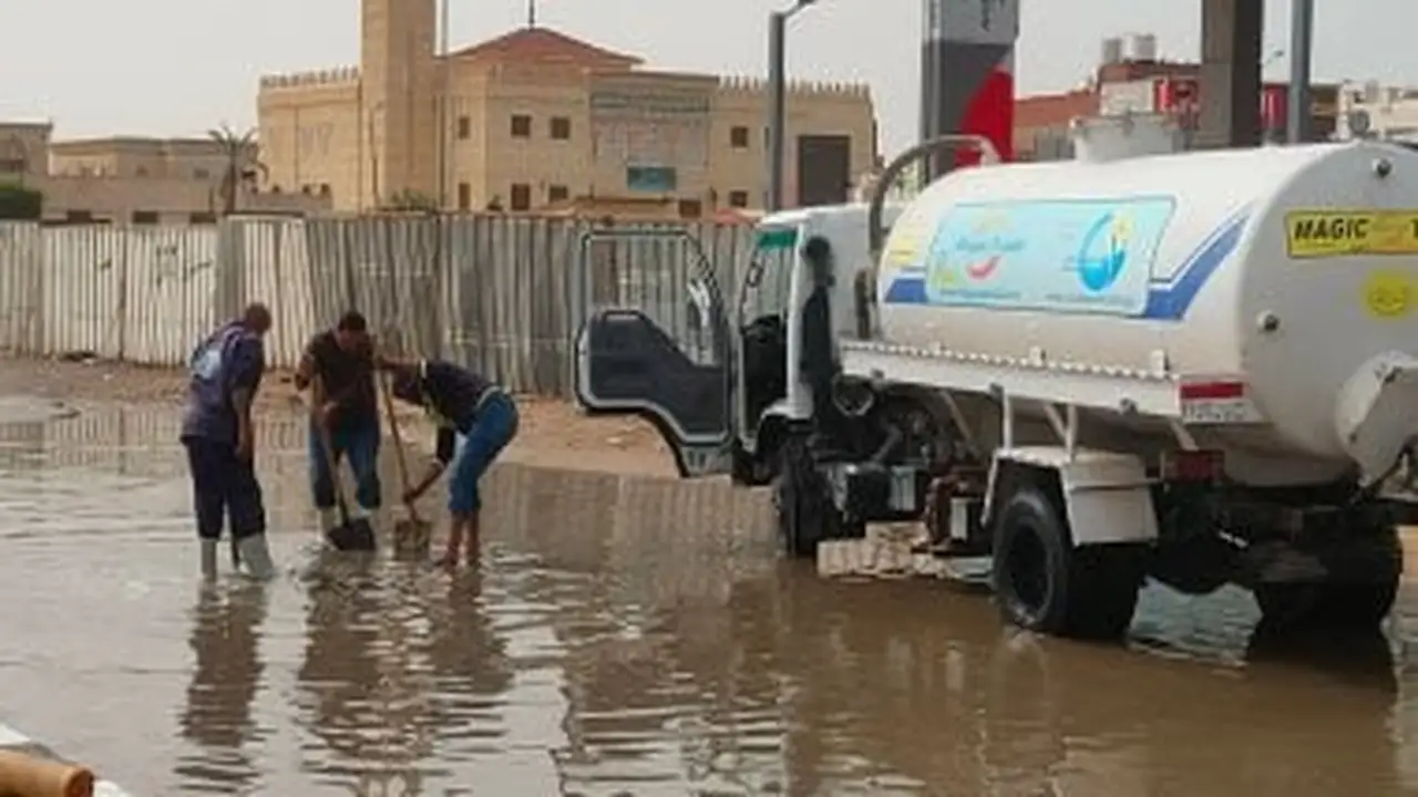 الوحدة المحلية برأس سدر تدفع بمعدات لشفط تراكمات مياه الأمطار من المدخل